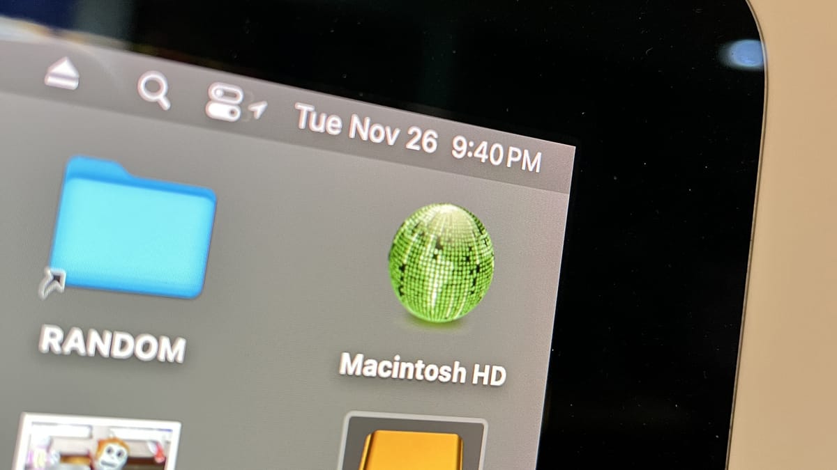 The little strip at the top of my iMac showing that it is TUE NOV 26